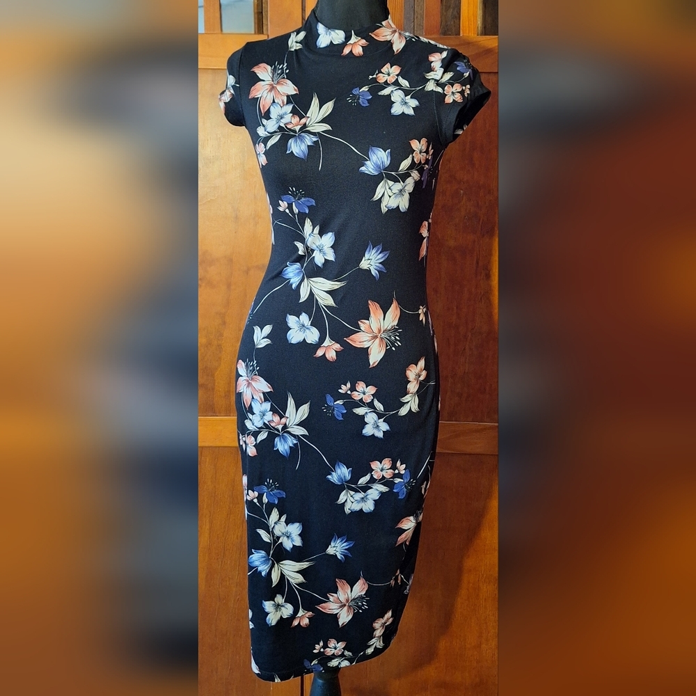 🪻IRIS women's dress. Black with floral print. Size S